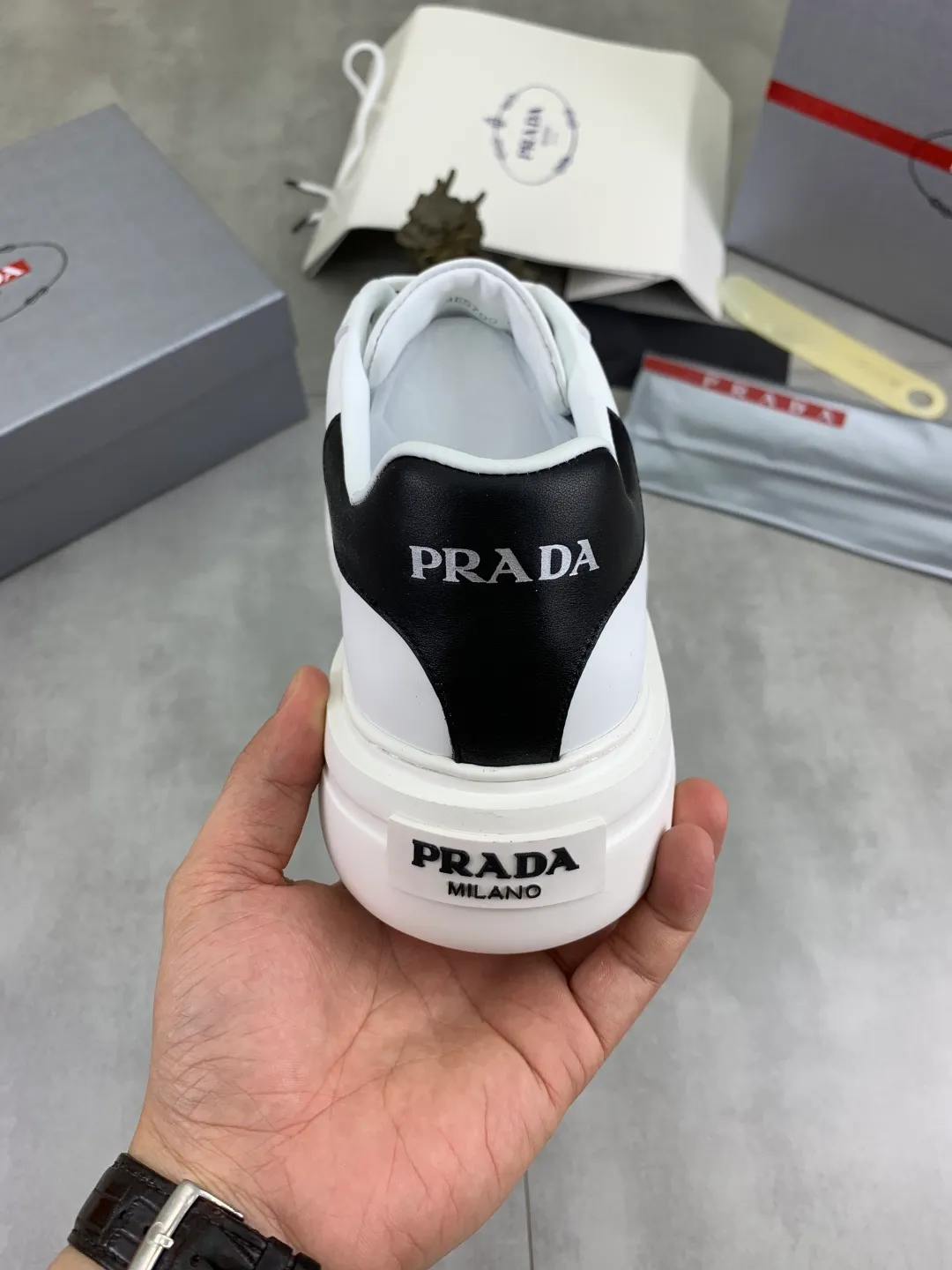 Men's shoes 💰P560💰[New style] popular models are on the official website, 🆘 Trendy brand (Prada) mainly promotes popular models, avant-garde and versatile fashion men's shoes private version mold opening, cowhide surface splicing 1:1.. Fashionable and simple, original imported cowhide lining cowhide feet; the atmosphere and personality are more fashionable, eye-catching and pursuing class. It will subvert the old idea and be a must-have for fashionistas with you! Must keep it for yourself! Tall and comfortable, large and low, high-end quality workmanship. Number of yards: 38-45 4️⃣optional.